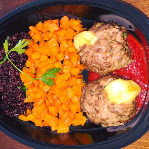 Телешки кюфтета с веган кашкавал, моркови, черен императорски ориз и БИО доматена салца