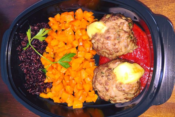 Телешки кюфтета с веган кашкавал, моркови, черен императорски ориз и БИО доматена салца