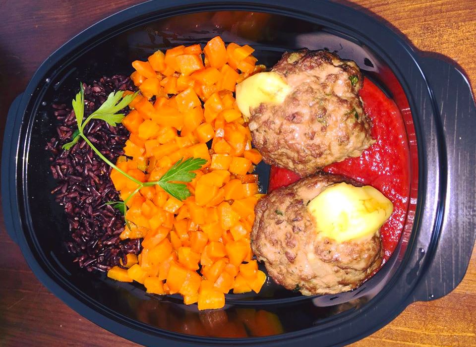 Телешки кюфтета с веган кашкавал, моркови, черен императорски ориз и БИО доматена салца