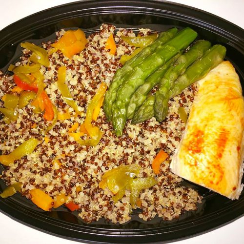 Пилешко роле с шарена киноа, задушени зеленчуци и аспержи