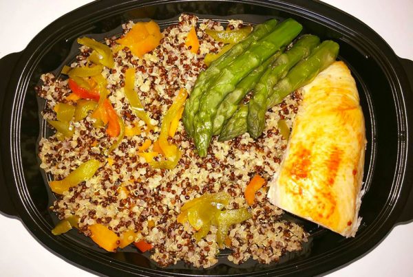 Пилешко роле с шарена киноа, задушени зеленчуци и аспержи