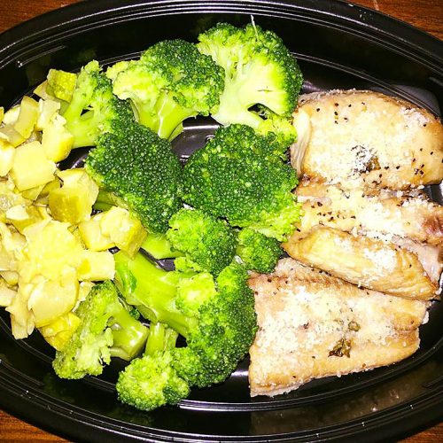 Филе от африкаснки сом с броколи и тиквичи на пара