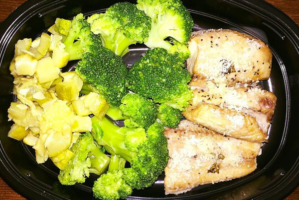 Филе от африкаснки сом с броколи и тиквичи на пара