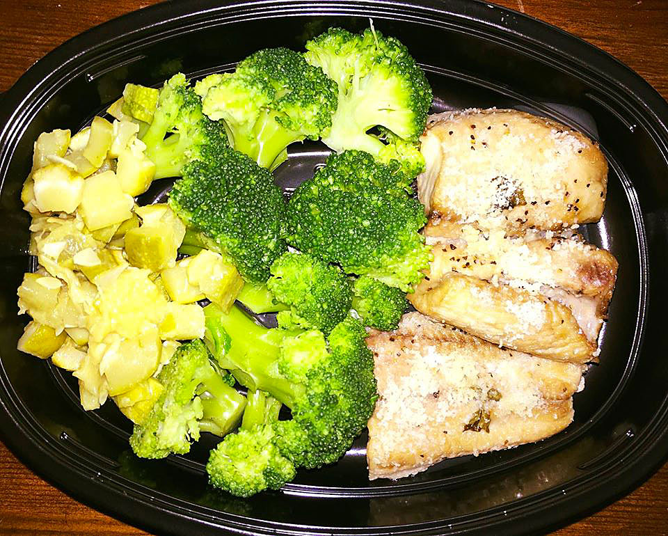 Филе от африкаснки сом с броколи и тиквичи на пара