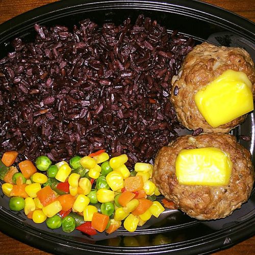 Телешки кюфтета с топен веган кашкавал от маслини, черен импрераторски ориз и микс от задушени зеленчуци