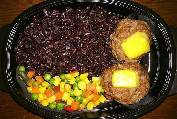 Телешки кюфтета с топен веган кашкавал от маслини, черен импрераторски ориз и микс от задушени зеленчуци