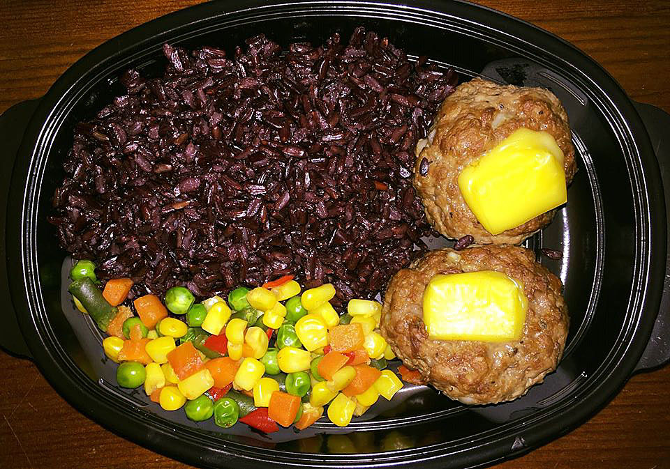 Телешки кюфтета с топен веган кашкавал от маслини, черен импрераторски ориз и микс от задушени зеленчуци