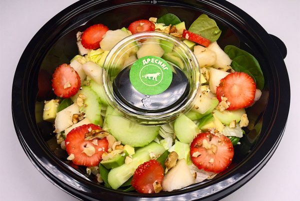 салата с краставици, ягоди, айсберг, бейби спанак, круша, авокадо, орехи и сладко кисел дресинг