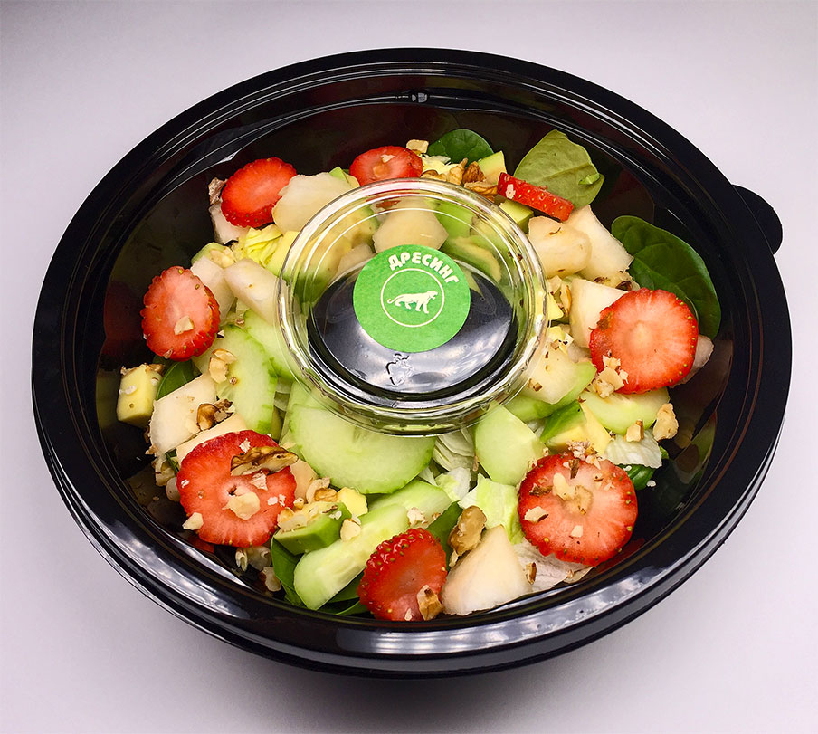 салата с краставици, ягоди, айсберг, бейби спанак, круша, авокадо, орехи и сладко кисел дресинг