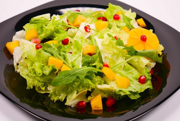 Cвежа салата с райска ябълка, манго, пъпеш, рукола, айсберг и нар