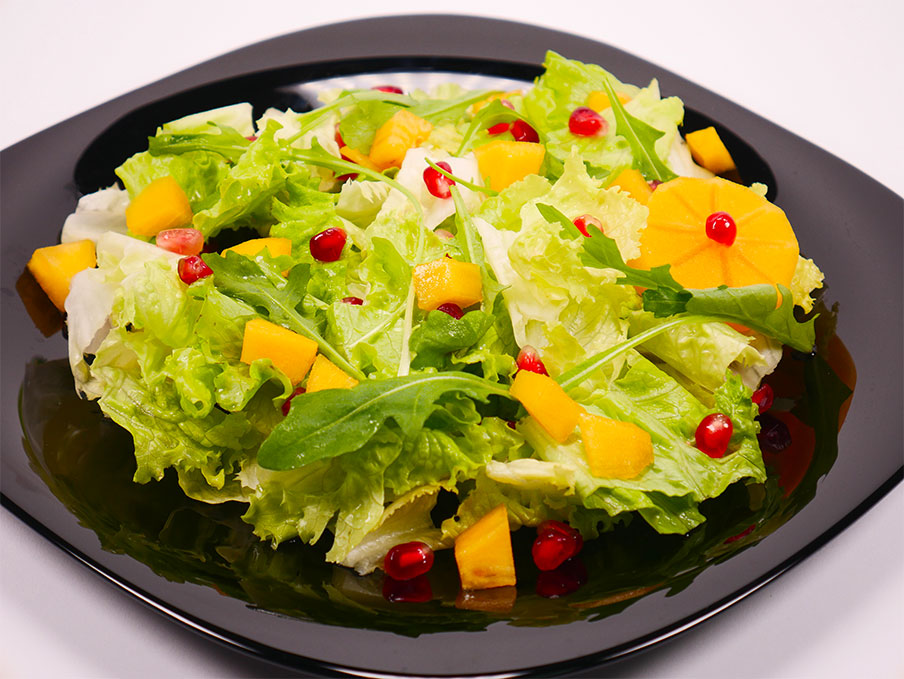 Cвежа салата с райска ябълка, манго, пъпеш, рукола, айсберг и нар