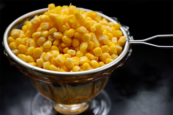 царевица на зърна в купичка