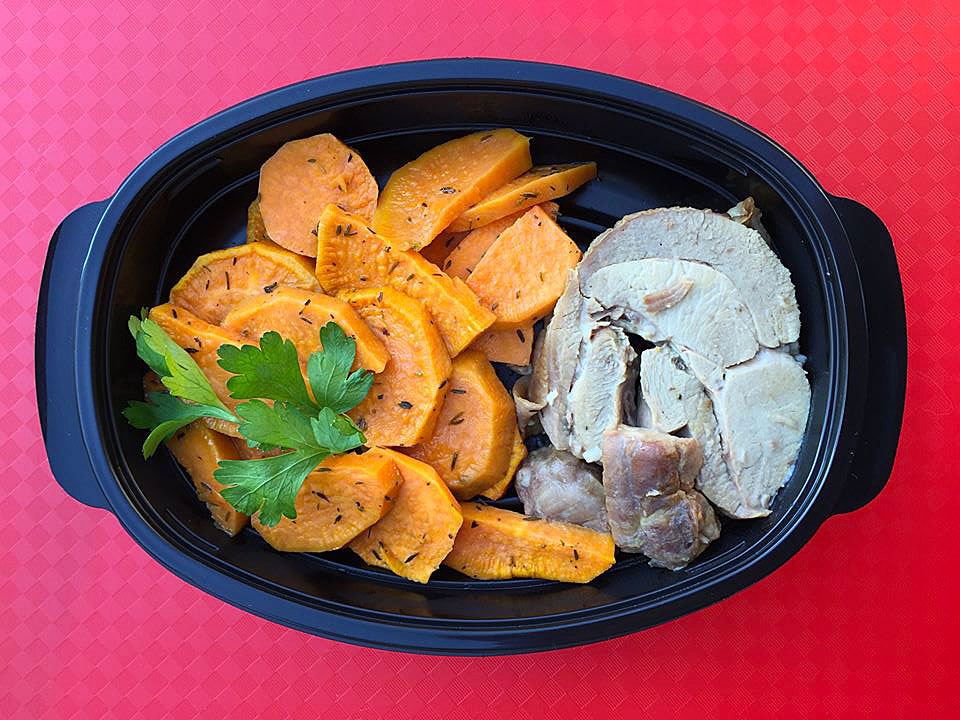 Сладък картоф с пуешко роле и мащерка