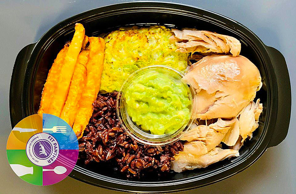 Пуешко филе с черен императорски ориз, целина и гриловани зeленчукови кюфтета от тиквички