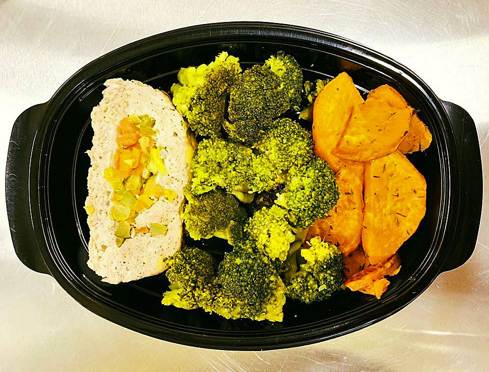 Телешко роле със зеленчуци, броколи и сладък картоф