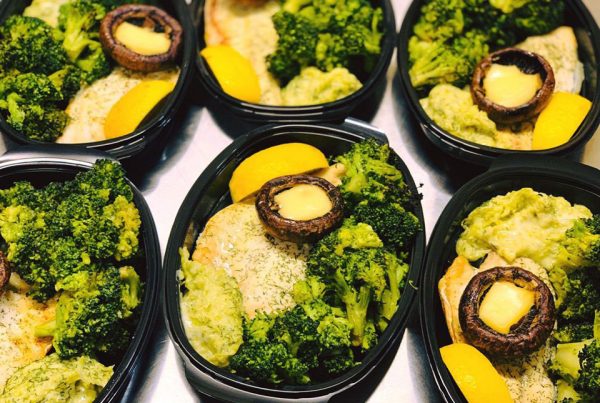 Лаврак с броколи, пюре от тиквички с веган кашкавал и свежи гъби