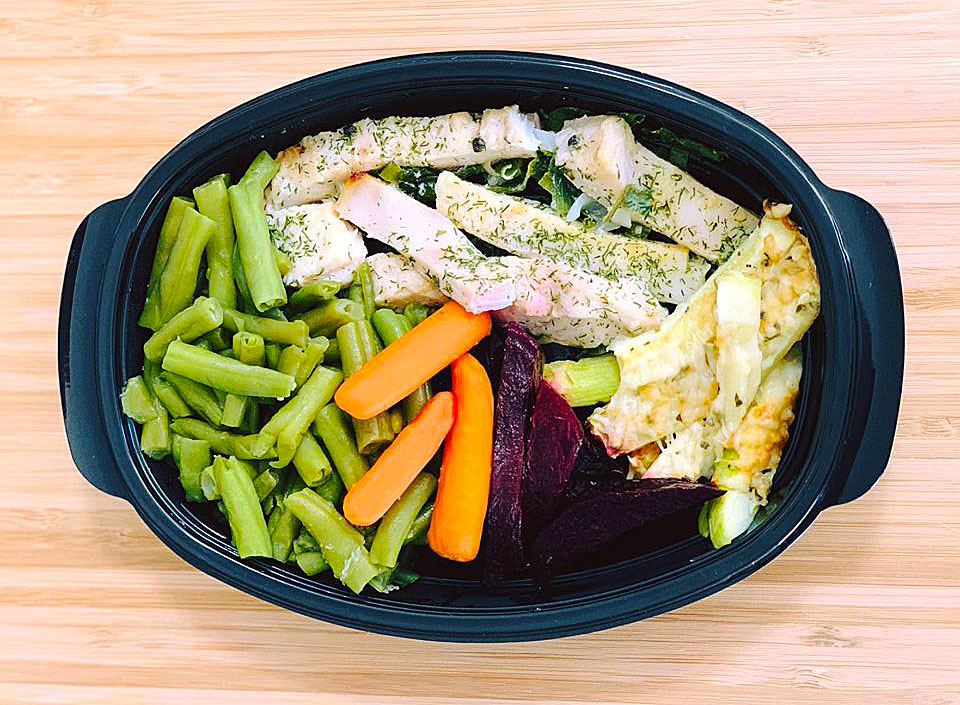 Нилски костур със зелен фасул, бейби моркови, гриловани тиквички и цвекло на фурна