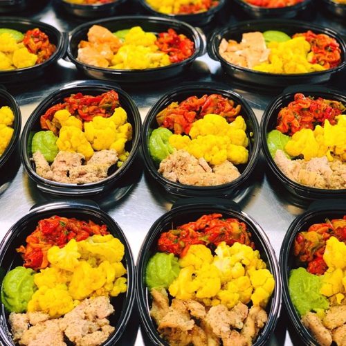 Африкански сом, карфиол с куркума и печени чушки с грахово пюре