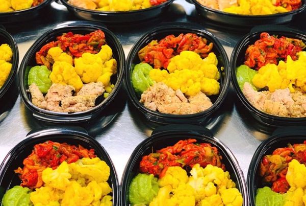 Африкански сом, карфиол с куркума и печени чушки с грахово пюре