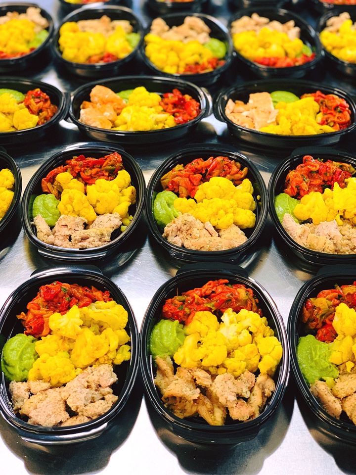 Африкански сом, карфиол с куркума и печени чушки с грахово пюре