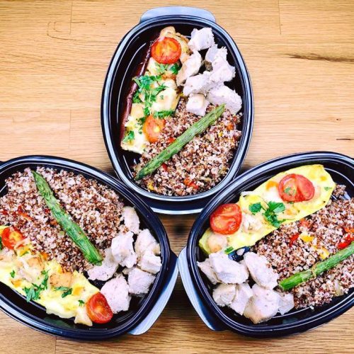 Пилешко със запечена тиквичка, БИО веган кашкавал, чери домати, киноа и аспержи