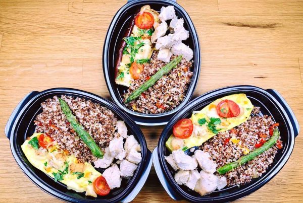 Пилешко със запечена тиквичка, БИО веган кашкавал, чери домати, киноа и аспержи