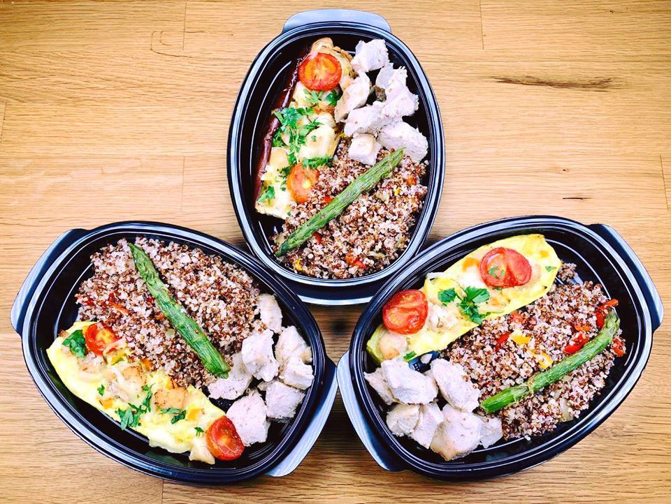 Пилешко със запечена тиквичка, БИО веган кашкавал, чери домати, киноа и аспержи