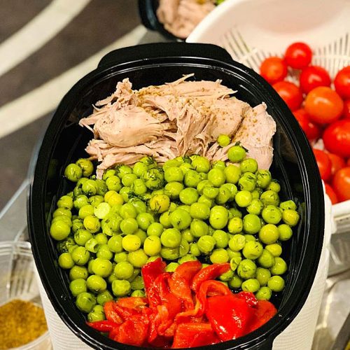 пуешко с грах и печени белени чушки