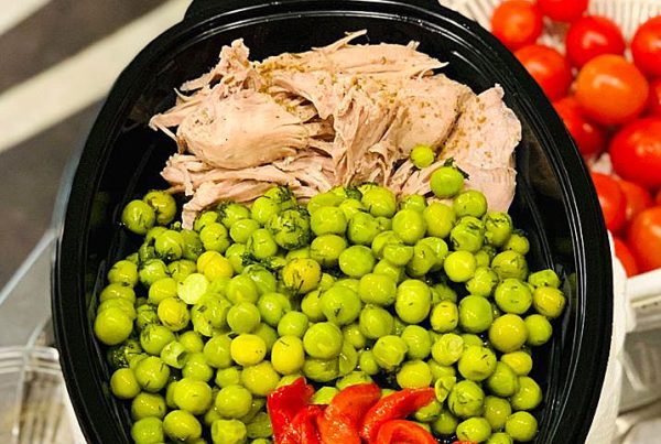 пуешко с грах и печени белени чушки