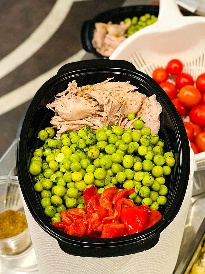 пуешко с грах и печени белени чушки