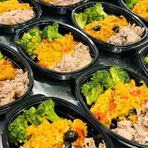 Пуешко месце с броколи и оризов микс от маслини, праз и чушки