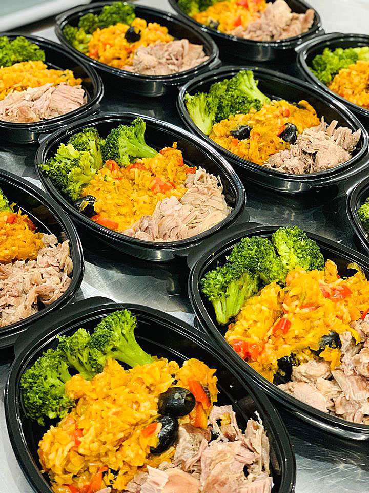 Пуешко месце с броколи и оризов микс от маслини, праз и чушки