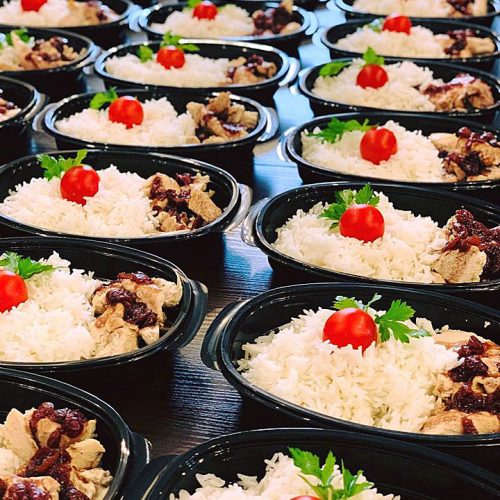 пилешко филе със сос от боровинки, чери домати и басмати ориз