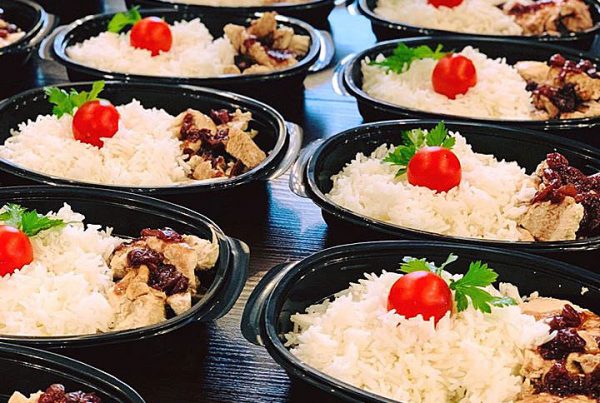 пилешко филе със сос от боровинки, чери домати и басмати ориз