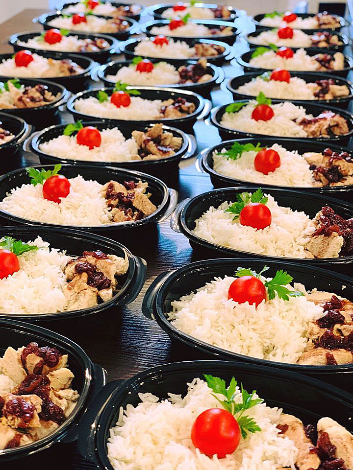 пилешко филе със сос от боровинки, чери домати и басмати ориз