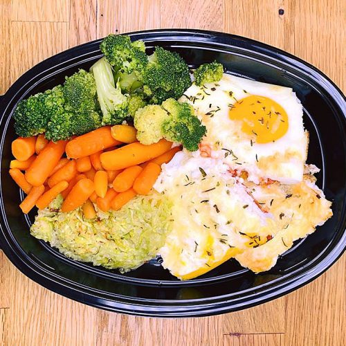 Яйца с БИО сирене, БИО веган кашкавал от грахов протеин, тиквичка, домати, броколи на фурна и бейби моркови