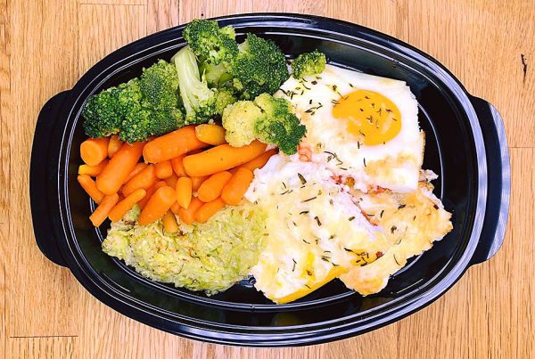 Яйца с БИО сирене, БИО веган кашкавал от грахов протеин, тиквичка, домати, броколи на фурна и бейби моркови