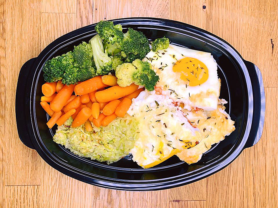 Яйца с БИО сирене, БИО веган кашкавал от грахов протеин, тиквичка, домати, броколи на фурна и бейби моркови