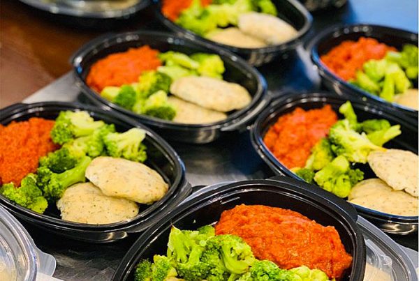 Кюфтенца от лаврак, броколи и зеленчукова паста