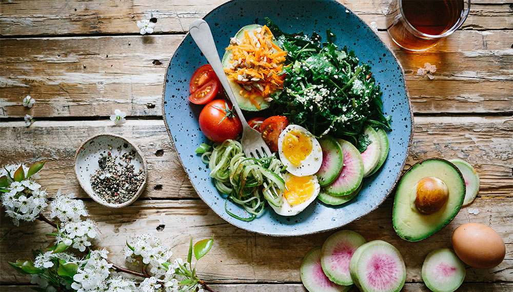 снимка на чиния с нисковъглехидратна храна