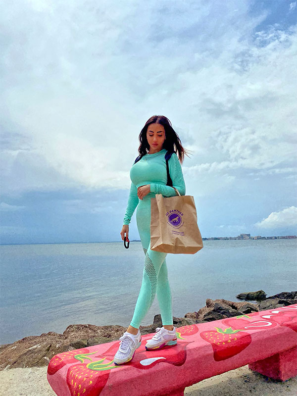 Клиент на кухня Fit Panther се разхожда в Поморие с торбичка здравословна храна