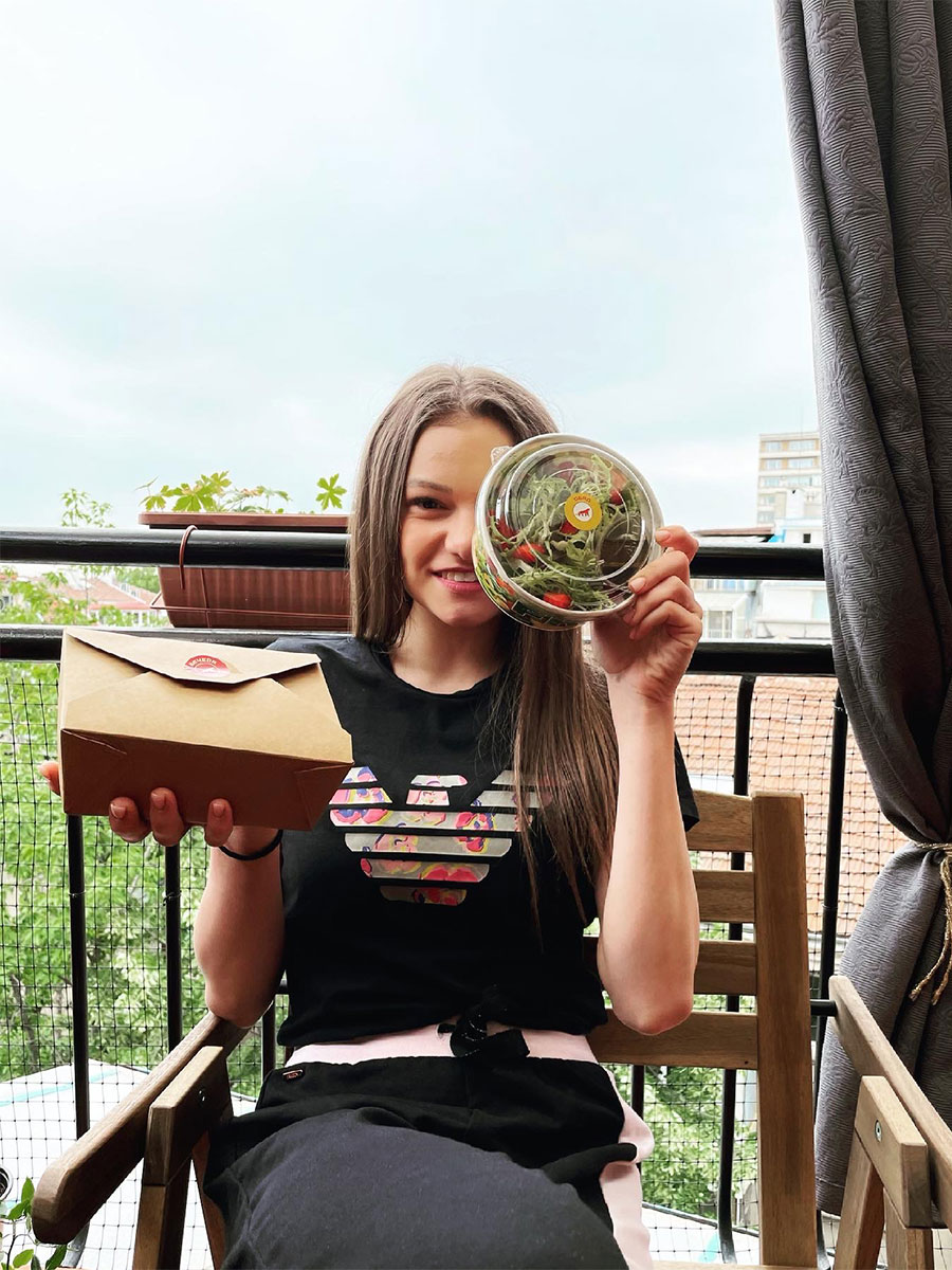 Златното момиче на България Лаура Траатс с меню от Здравословна кухня Fit Panther