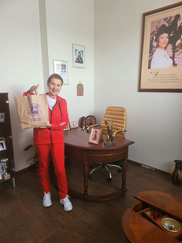 госпожа Илиана Раева с меню от кухня FitPanther