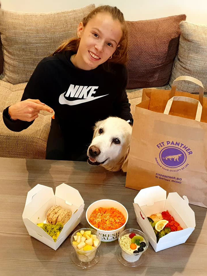 професионалната спортиска по-лека алетика Памела с храна от кухнята на Fit Panther