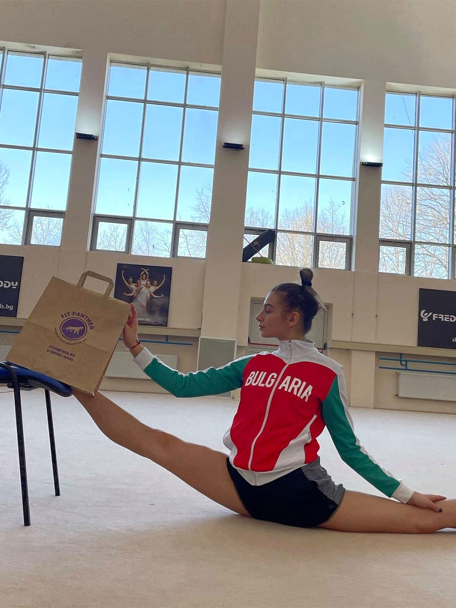 Мадлен Радуканова в залата с меню от кухня Fit Panther