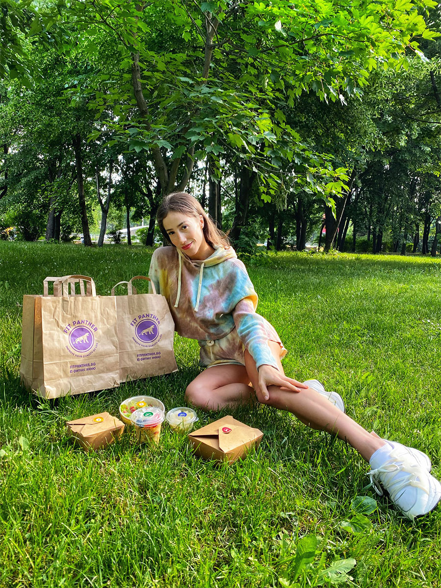 Симона Дянкова в парка с меню от кухня Fit Panther