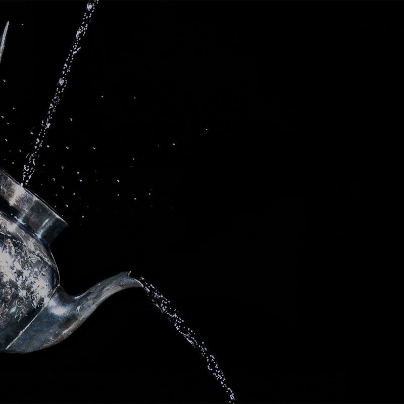 сребърна вода течаща през сребърен чайник