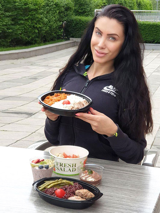 доволен клиент Руми снимка с храна от Fit Panther