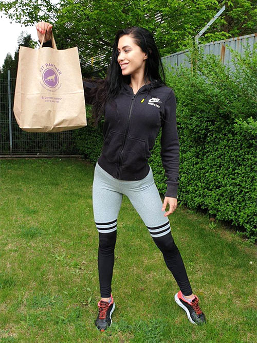 доволен клиент Руми права снимка с плик храна от Fit Panther