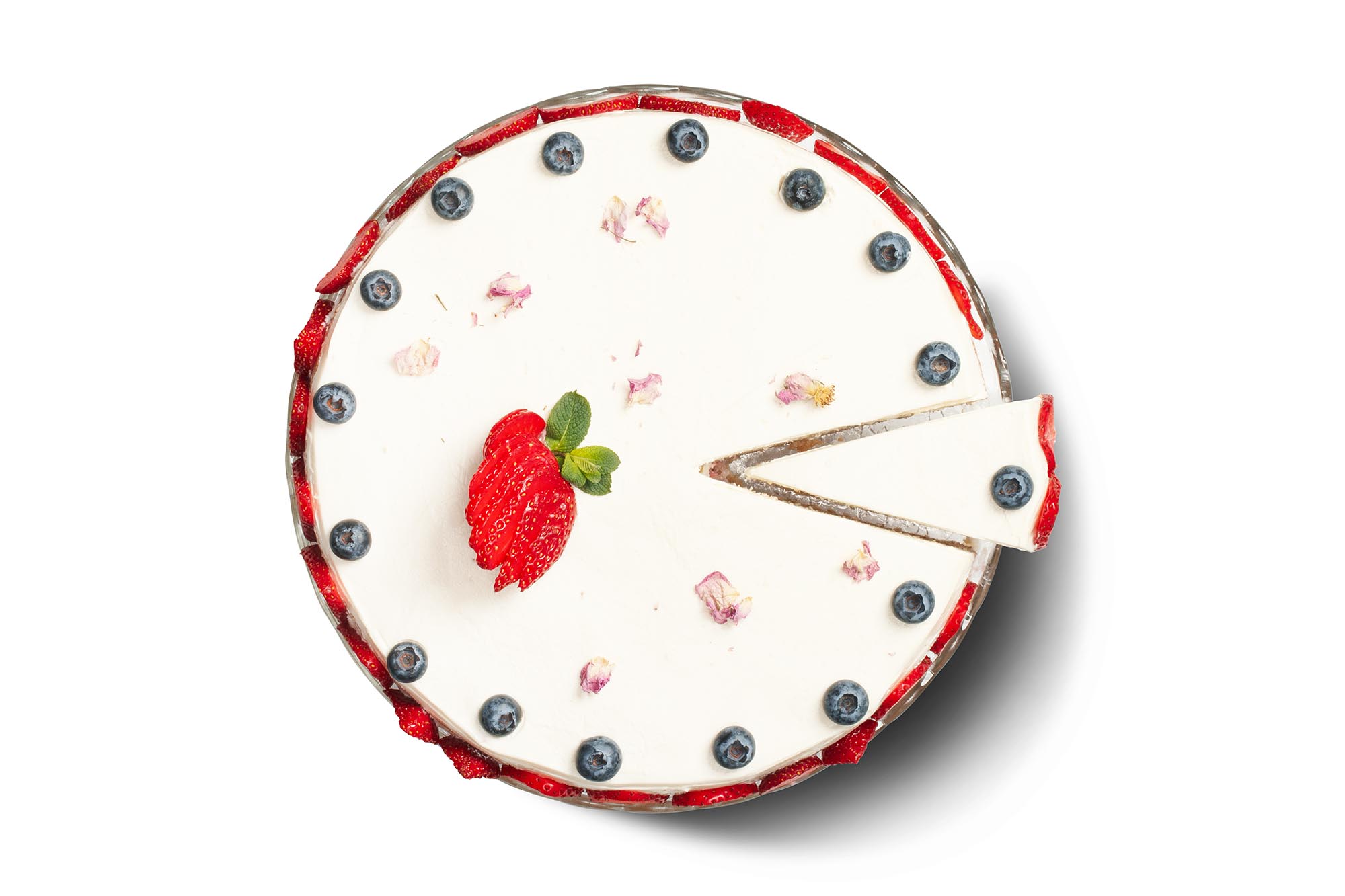 Кето бяла фантазия с ягоди и боровинки - снимка 1